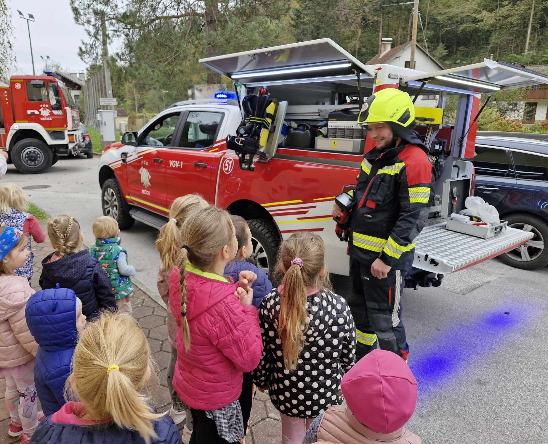 MED IGRO SO NAS ZMOTILE GASILSKE SIRENE